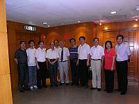 中醫中藥研究所所長梁秉中教授(右六)與代表團會晤。